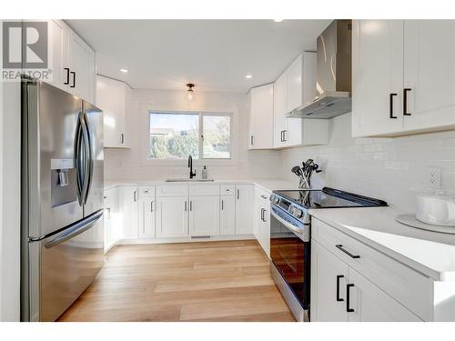 2695 Dafoe Street, Penticton, BC - Indoor Photo Showing Kitchen With Upgraded Kitchen