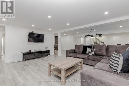 2 Currie Drive, Puslinch, ON - Indoor Photo Showing Living Room