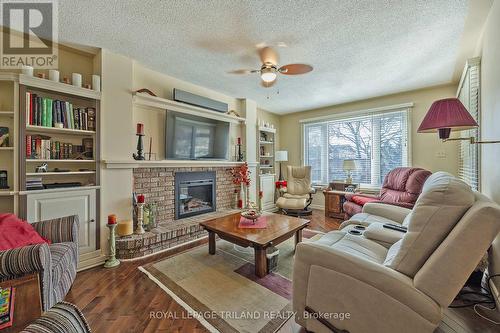 152 Clarendon Cres, London, ON - Indoor Photo Showing Living Room With Fireplace