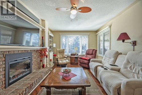 152 Clarendon Cres, London, ON - Indoor Photo Showing Living Room With Fireplace