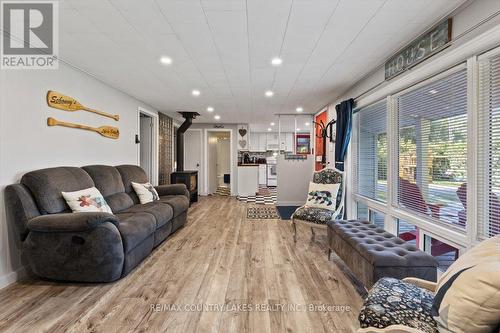 38 Macpherson Crescent, Kawartha Lakes, ON - Indoor Photo Showing Living Room