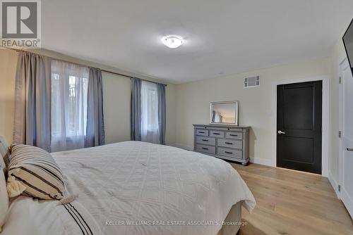 551 Cochise Cres, Mississauga, ON - Indoor Photo Showing Bedroom