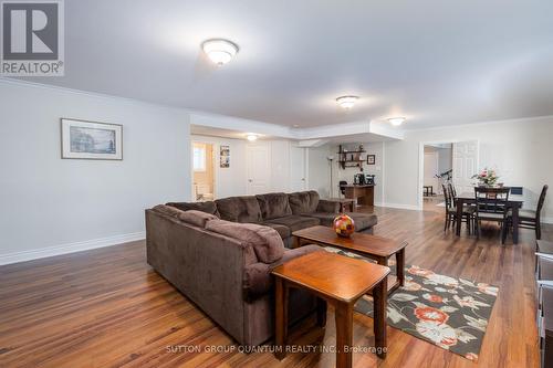 328 Robinson Rd, Wasaga Beach, ON - Indoor Photo Showing Living Room