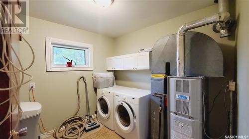 101 Metcalfe Street, Tyvan, SK - Indoor Photo Showing Laundry Room