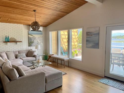 52 Sandner Rd, Christina Lake, BC - Indoor Photo Showing Living Room