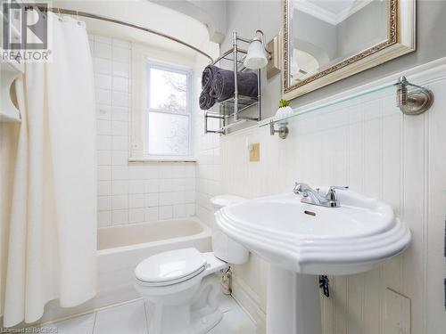 945 4Th Avenue W, Owen Sound, ON - Indoor Photo Showing Bathroom
