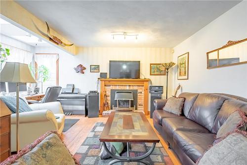 3 Phelps Avenue, Grimsby, ON - Indoor Photo Showing Living Room With Fireplace
