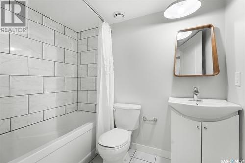 415 C Avenue S, Saskatoon, SK - Indoor Photo Showing Bathroom