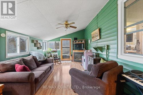 194 Upper Lake Street, Prince Edward County, ON - Indoor Photo Showing Living Room