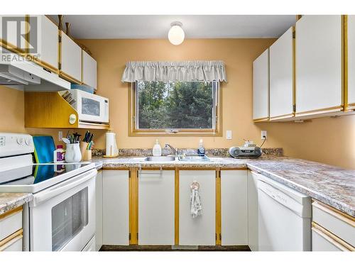 415 Commonwealth Road Unit# 3421, Kelowna, BC - Indoor Photo Showing Kitchen With Double Sink