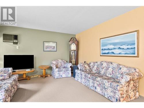 415 Commonwealth Road Unit# 3421, Kelowna, BC - Indoor Photo Showing Living Room