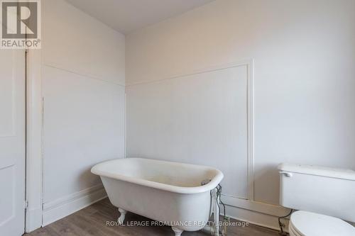 18 Everett Street, Belleville, ON - Indoor Photo Showing Bathroom
