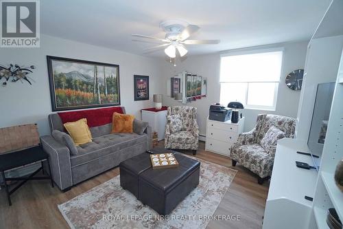 504 - 264 Grantham Avenue, St. Catharines, ON - Indoor Photo Showing Living Room
