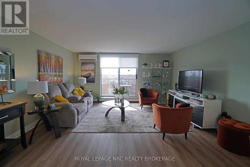 504 - 264 Grantham Avenue, St. Catharines, ON - Indoor Photo Showing Living Room