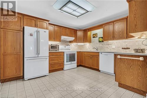 #9 -556 King St, Niagara-On-The-Lake, ON - Indoor Photo Showing Kitchen With Double Sink