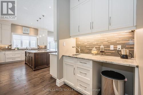 23 Highgrove Court, Cambridge, ON - Indoor Photo Showing Kitchen With Upgraded Kitchen
