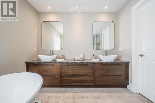 23 Highgrove Crt, Cambridge, ON - Indoor Photo Showing Bathroom