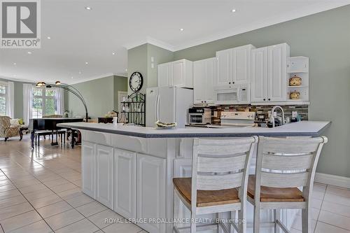 137 Sumcot Drive, Galway-Cavendish And Harvey, ON - Indoor Photo Showing Kitchen