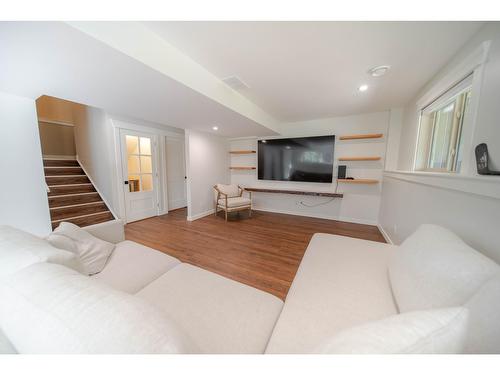 891 46Th Avenue S, Cranbrook, BC - Indoor Photo Showing Living Room