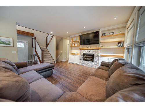 891 46Th Avenue S, Cranbrook, BC - Indoor Photo Showing Living Room With Fireplace