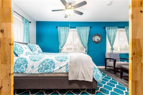 354 Lakewood Avenue, Fort Erie, ON - Indoor Photo Showing Bedroom