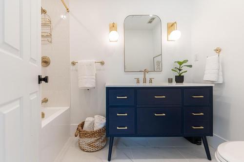 198 Penn Drive, Burlington, ON - Indoor Photo Showing Bathroom