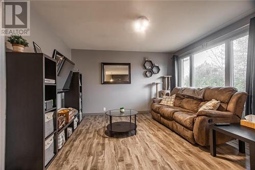 627 Anne Street, Petawawa, ON - Indoor Photo Showing Living Room