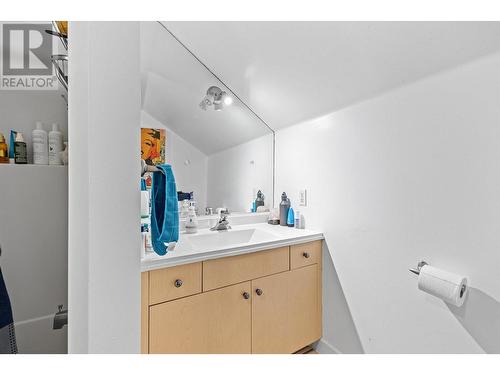 857-859 Cadder Avenue, Kelowna, BC - Indoor Photo Showing Bathroom