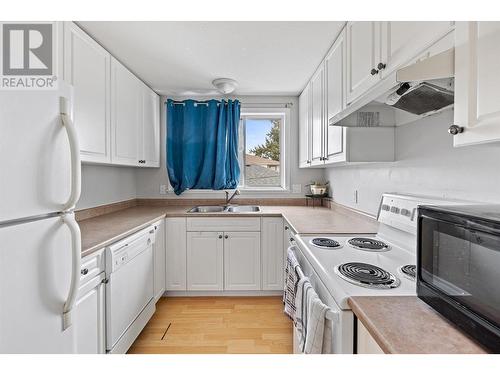 857-859 Cadder Avenue, Kelowna, BC - Indoor Photo Showing Kitchen With Double Sink