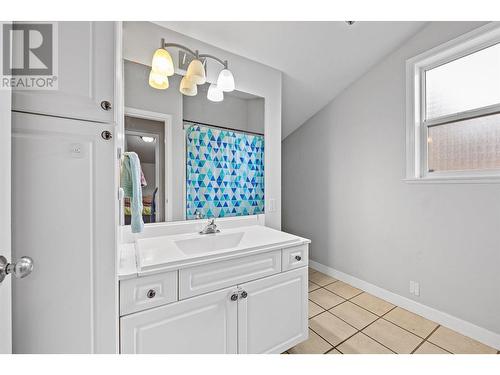 857-859 Cadder Avenue, Kelowna, BC - Indoor Photo Showing Bathroom