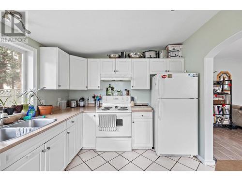 857-859 Cadder Avenue, Kelowna, BC - Indoor Photo Showing Kitchen