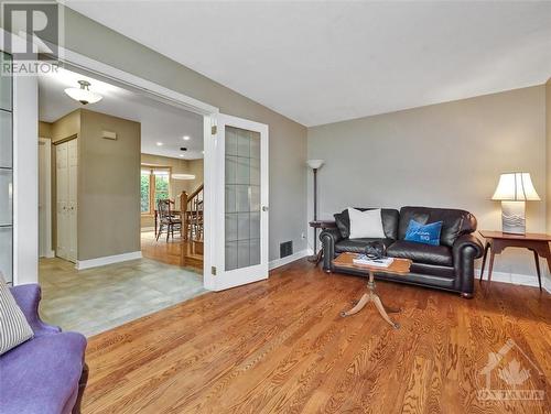 222 Walden Drive, Ottawa, ON - Indoor Photo Showing Living Room