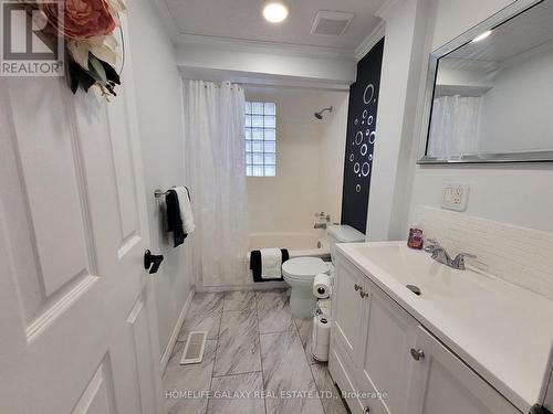 49 Seventh Ave, Brantford, ON - Indoor Photo Showing Bathroom