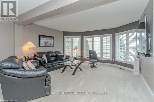852 Richmond St, Thames Centre, ON - Indoor Photo Showing Living Room