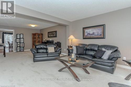 852 Richmond St, Thames Centre, ON - Indoor Photo Showing Living Room