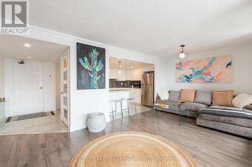 #810 -600 Talbot St, London, ON - Indoor Photo Showing Living Room
