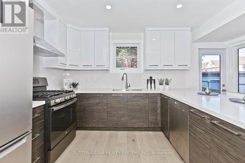 137 Lottridge St, Hamilton, ON - Indoor Photo Showing Kitchen With Upgraded Kitchen
