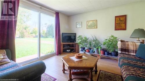 43 Bartley Drive, Northern Bruce Peninsula, ON - Indoor Photo Showing Living Room