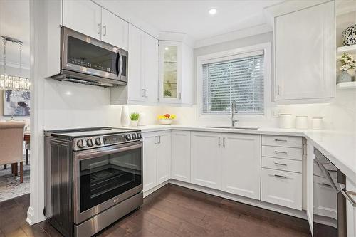 1235 Appleford Lane, Burlington, ON - Indoor Photo Showing Kitchen With Upgraded Kitchen