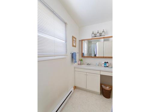 410 36Th Avenue, Erickson, BC - Indoor Photo Showing Bathroom