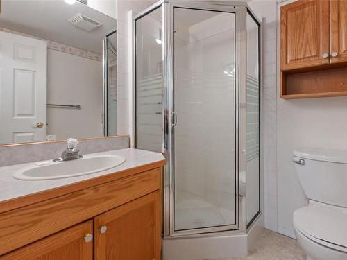 102-2050 Quebec Street, Penticton, BC - Indoor Photo Showing Bathroom