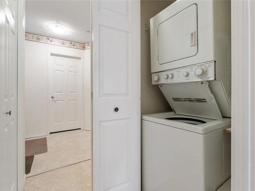 102-2050 Quebec Street, Penticton, BC - Indoor Photo Showing Laundry Room