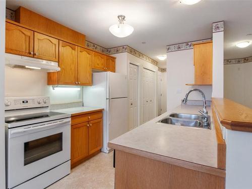 102-2050 Quebec Street, Penticton, BC - Indoor Photo Showing Kitchen With Double Sink