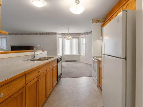 102-2050 Quebec Street, Penticton, BC - Indoor Photo Showing Kitchen With Double Sink