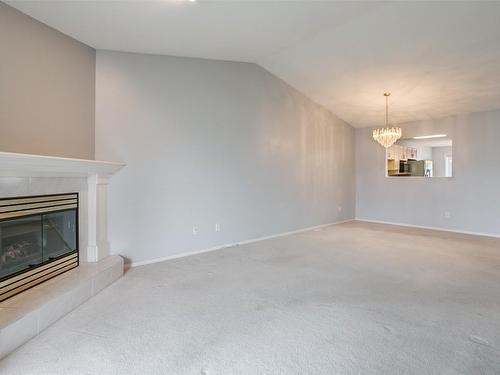 20-1874 Parkview Crescent, Kelowna, BC - Indoor Photo Showing Living Room With Fireplace