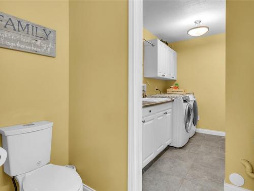6895 Farmers Drive, Kelowna, BC - Indoor Photo Showing Laundry Room