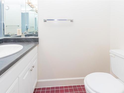 904-327 Maitland St, Victoria, BC - Indoor Photo Showing Bathroom
