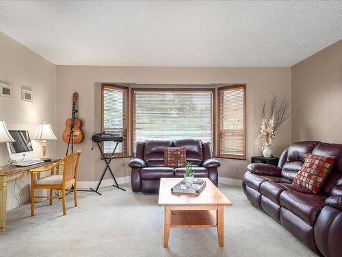 7549 Andrea Cres, Lantzville, BC - Indoor Photo Showing Living Room