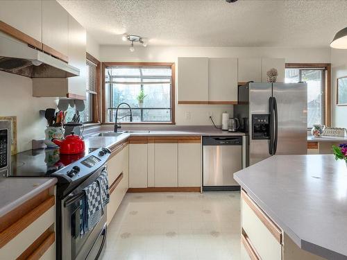 7549 Andrea Cres, Lantzville, BC - Indoor Photo Showing Kitchen
