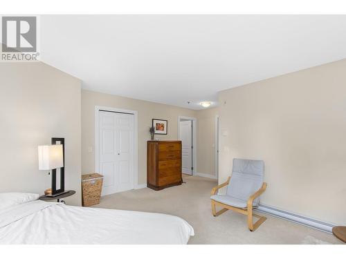 1093 Sunset Drive Unit# 214, Kelowna, BC - Indoor Photo Showing Bedroom